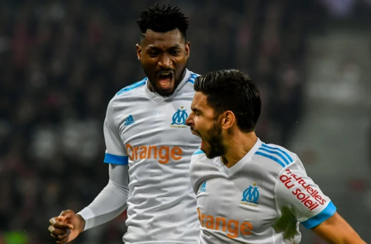 Le milieu de l'OM Morgan Sanson (d) exulte après avoir inscrit l'unique but du match face à Lille au stade Pierre-Mauroy, le 29 octobre 2017