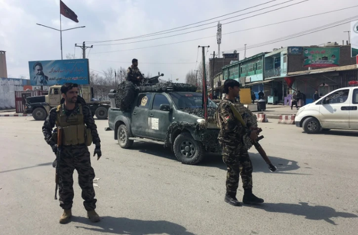 Des membres des forces de sécurité afghanes sur les lieux d'un attentat-suicide, le 9 mars 2018 à Kaboul