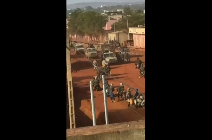 Capture vidéo, extraite d'images UGC vérifiées par l'AFP le 25 avril 2026, montrant des jihadistes armés circulant dans les rues de Kati (Mali), ville natale du général Assimi Goïta, chef militaire du pays