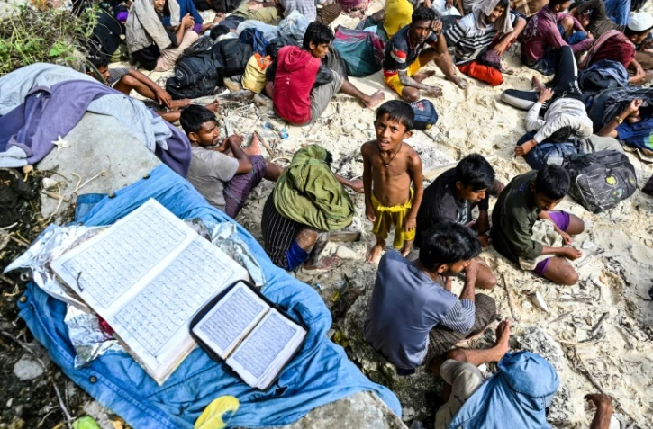Des réfugiés rohingyas sur une plage de l'île de Sabang, dans la province d'Aceh, le 22 novembre 2023 en Indonésie