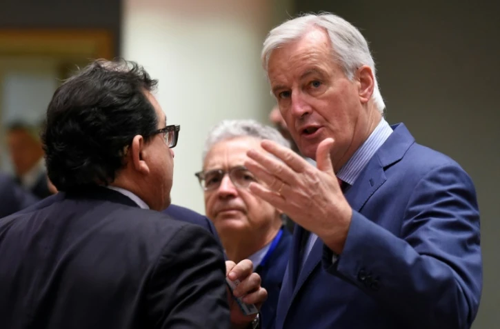 Le négociateur en chef du Brexit pour l'UE Michel Barnier parle avec le secrétaire d'Etat espagnol Luis Marco Aguiriano Nalda avant une réunion des ministres des Affaires étrangères de l'UE à Bruxelles le 19 novembre 2018