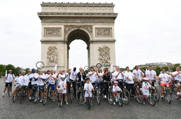 Le président du CNOSF Denis Masseglia, le co-président de la candidature de Paris-2024 Tony Estanguet et la maire de Paris Anne Hidalgo, devant l'Arc de Triomphe à Paris, le 24 juin 2017  