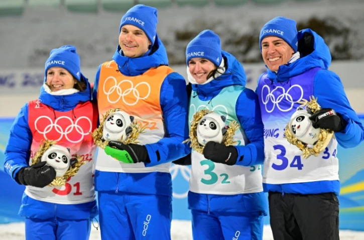 La joie des Francais Anaïs Chevalier-Bouchet, Emilien Jacquelin, Julia Simon et Quentin Fillon Maillet, après leur 2e place dans le relais mixte aux Jeux de Pékin, le 5 février 2022 dans le stade de ski de fond de Zhangjiakou