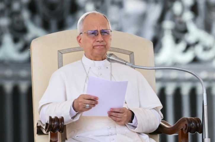 Le pape Léon XIV prononce un discours lors de son audience générale hebdomadaire sur la place Saint-Pierre au Vatican, le 17 septembre 2025