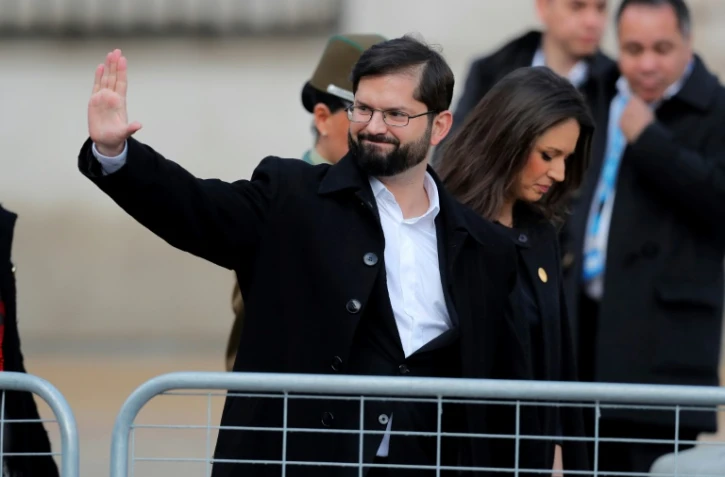 Le président chilien Gabriel Boric et sa compagne Irina Karamanos arrivent au palais présidentiel de La Moneda pour assister à une cérémonie commémorant le 50e anniversaire du coup d'Etat militaire qui porta au pouvoir Augusto Pinochet, à Santiago, le 11 septembre 2023
