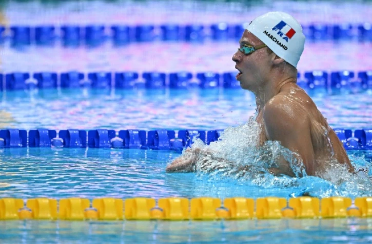 Le Français Léon Marchand lors de sa série du 400 m quatre nages, aux Mondiaux de natation, le 18 juin 2022 à Budapest