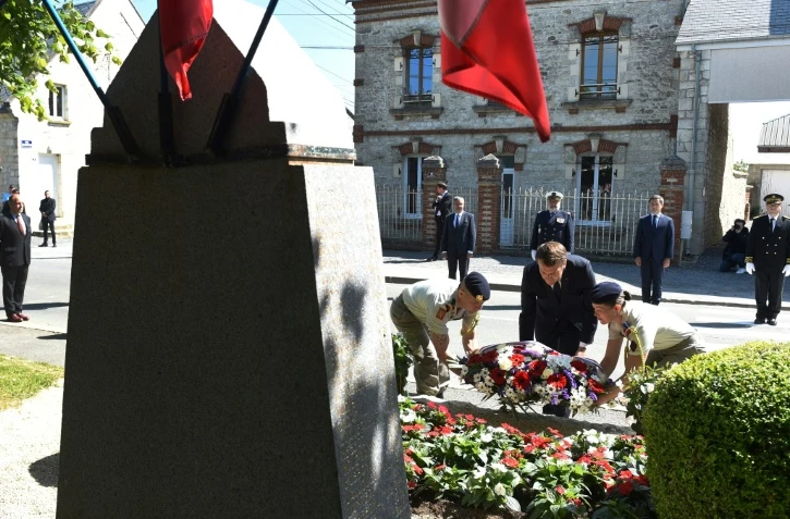 Le président français Emmanuel Macron dépose une gerbe devant le monument aux morts de Dizy-le-gros, le 17 mai 2020