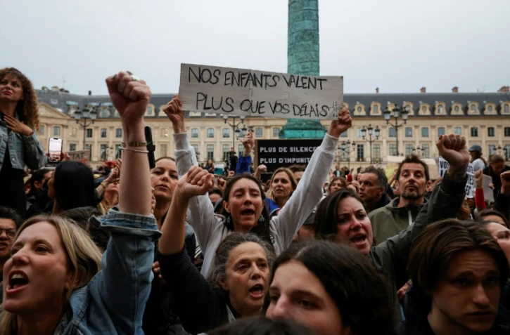 Manifestation non autorisée devant le ministère de la justice, place Vendôme, mettant en cause la justice dans l'affaire Lyhanna et le traitement des violences sexuelles, le 8 juin 2026 à Paris