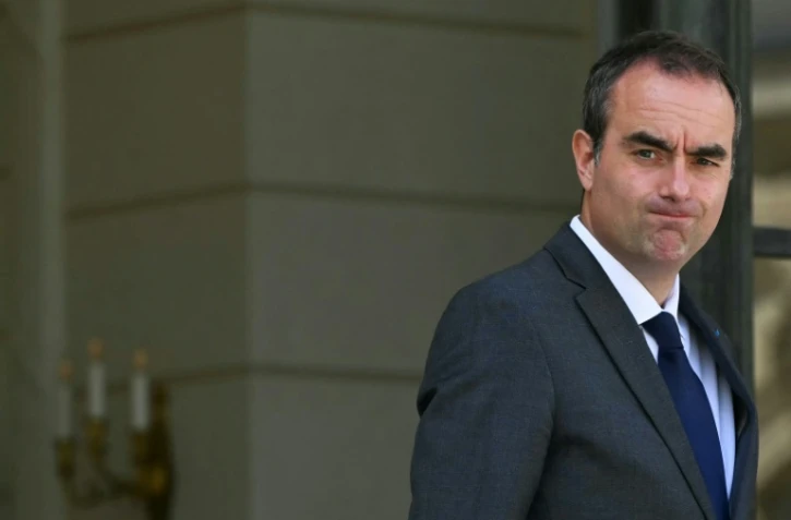 Le Premier ministre Sébastien Lecornu quitte le palais de l'Elysée à Paris, le 27 juillet 2026