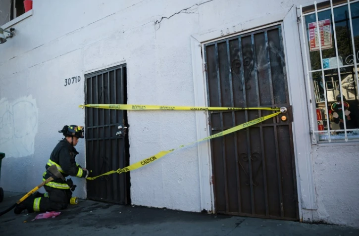 Un pompier sur le site de l'incendie ayant frappé un collectif d'artistes à Oakland (Californie), le 3 décembre 2016