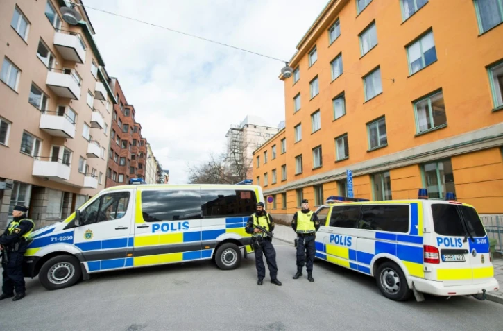 Des policiers suédois bloquent la rue menant au tribunal de Stockholm où Rakhmat Akilov, le principal suspect des attentats, est entendu le 11 avril 2017