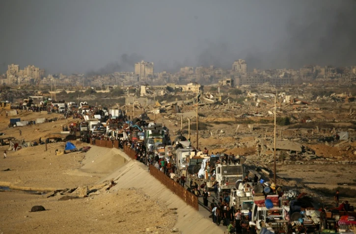 Des déplacés palestiniens fuient vers le sud, à Nousseirat, dans le centre de la bande de Gaza, le 23 septembre 2025
