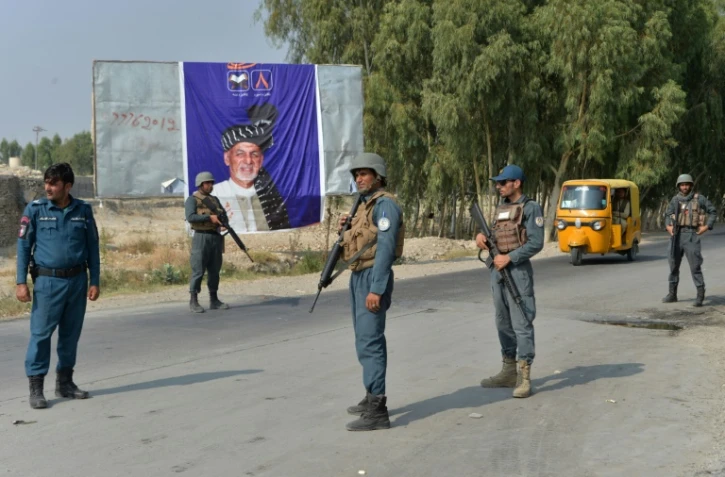 Les forces de sécurité afghanes effectuent des contrôles sur une route à Jalalabad, le 27 septembre 2019