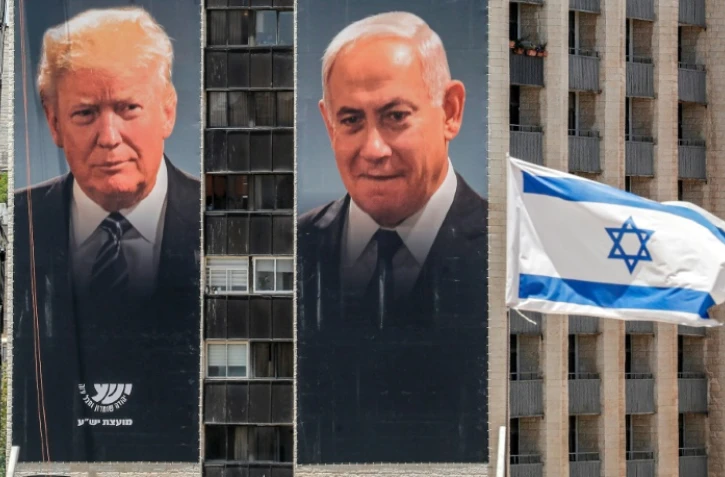 Des portraits géants du Premier ministre israélien Benjamin Netanyahu et du président américain Donald Trump, le 10 juin 2020 à Jérusalem