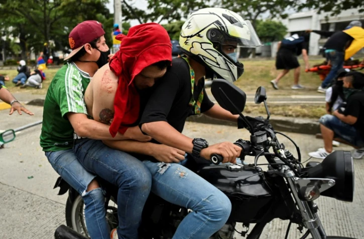Un manifestant blessé par balle est évacué sur une moto à Cali, en Colombie, le 28 mai 2021