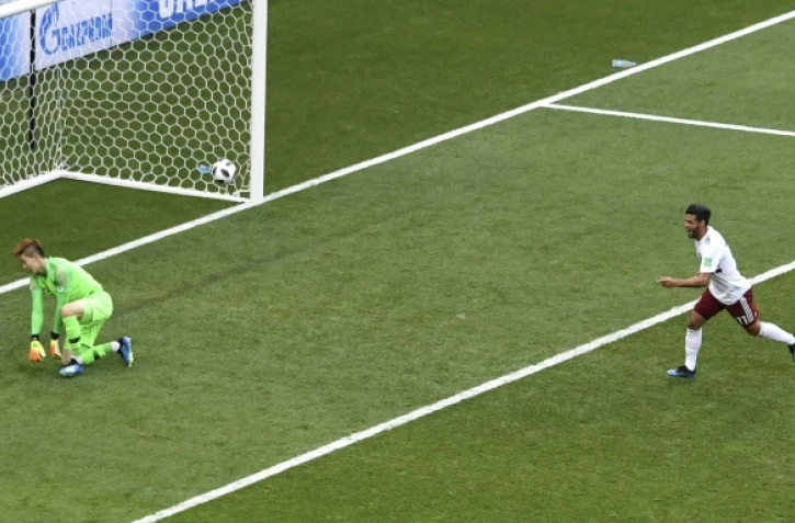 L'attaquant mexicain Carlos Vela prend à contrepied le gardien de la Corée du Sud, sur penalty, pour l'ouverture du score à Rostov, le 23 juin 2018