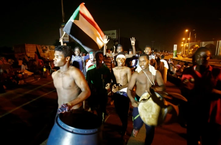Des manifestants soudanais devant le quartier général de l'armée à Khartoum le 30 mai 2019
