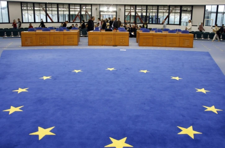 Des personnes visitent la salle d'audience de la Cour Européenne des Droits de l'homme, le 17 septembre 2006 à Strasbourg, lors de la 23ème édition des Journées européennes du patrimoine