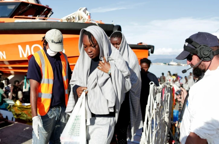 Photo diffusée par la Croix rouge italienne montrant des migrants qui arrivent à Vibo Marina en Italie le 22 octobre 2016 après avoir été secourus en mer
