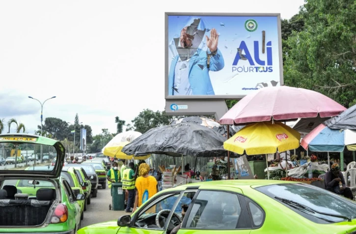 L'affiche de campagne du président déchu Ali Bongo Ondimba déchirée, le 1er septembre 2023 à Libreville, au Gabon