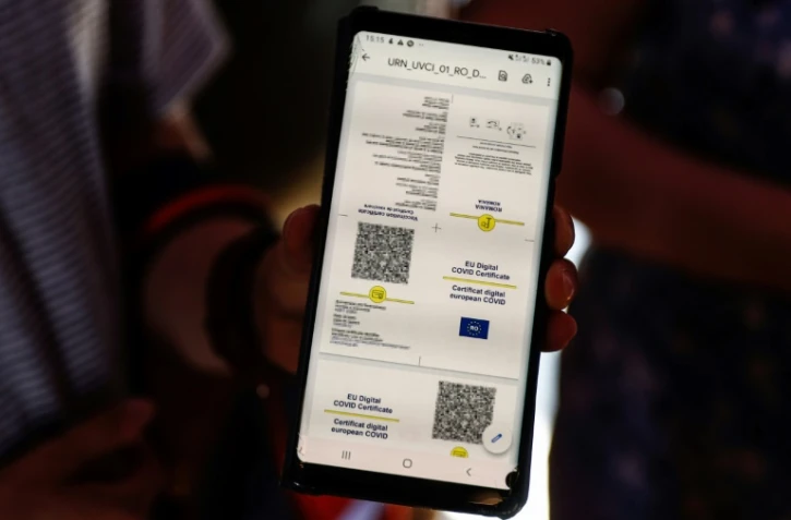 Un homme montre son passe sanitaire sur son téléphone portable le 22 juillet 2021
