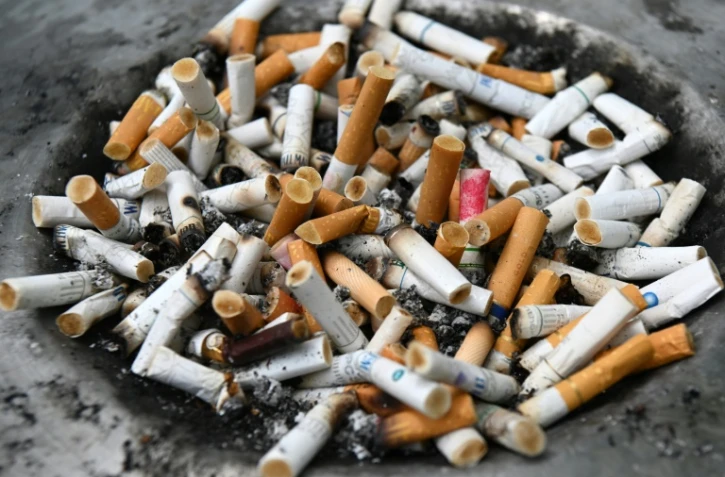 Des mégots de cigarettes sur une poubelle à Singapour, le 17 juillet 2019