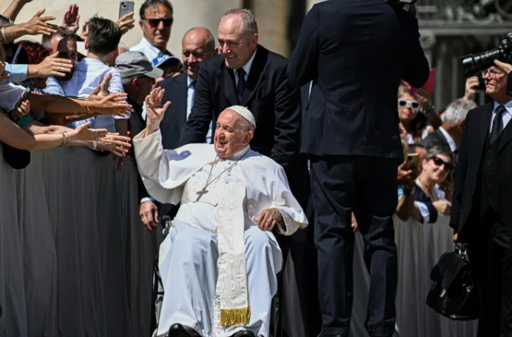 Le pape François quitte la place Saint-Pierre à l'issue de son audience générale, le 7 juin 2023 au Vatican