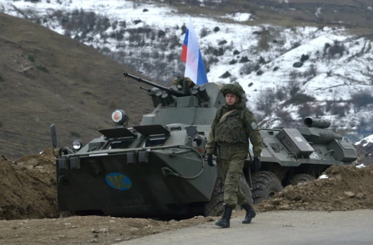 Soldats russes à un checkpoint à la sortie de Stepanakert, le 26 novembre 2020 