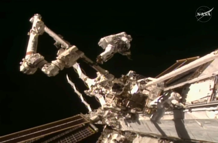 Image extraite d'un flux vidéo en direct de la NASA, datée du 25 août 2026, montre l'astronaute de la NASA Anil Menon (à gauche) et l'astronaute de l'ESA Sophie Adenot (à droite) lors de leur sortie dans l'espace à l'extérieur de la Station spatiale internationale (ISS)