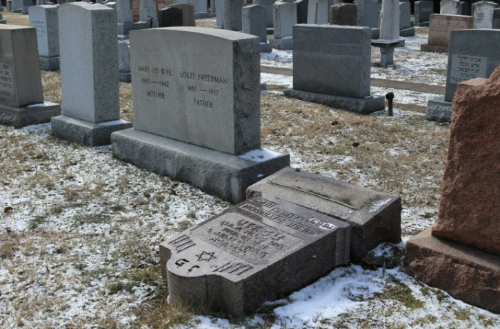 Des sépultures d'un cimetière juif vandalisées, le 3 mars 2017 à Rochester (NY)