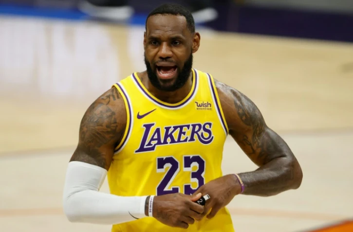 LeBron James lors du match de pré-saison des Lakers contre les Phoenix Suns le 18 décembre à Phoenix, Arizona