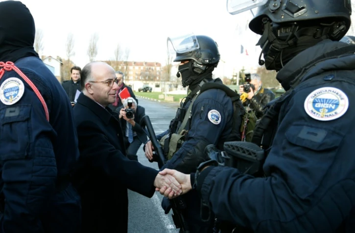Le ministre de l'Intérieur Benard Cazeneuve avec des membres du GIGN le 11 janvier 2016 à Paris 