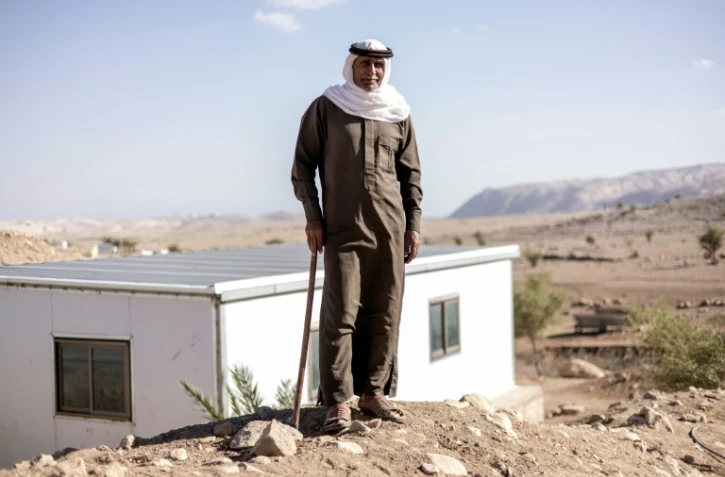 Abou Taleb, un éleveur bédouin, pose devant sa maison à Ras Ein al-Auja, dans la vallée du Jourdain, en Cisjordanie occupée, le 30 septembre 2025 