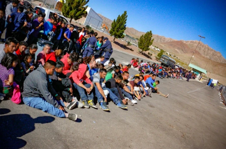 Certains des migrants appartenant au plus grand groupe jamais interpellé par la police aux frontières en entrant aux Etats-Unis, le 29 mai 2019 à El Paso, au Texas