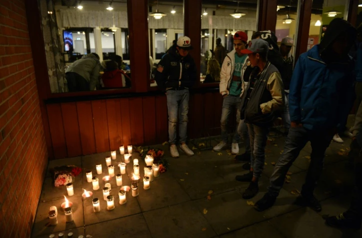 Des bougies sont allumées devant l'école de Trollhättan, en Suède, où un homme armé d'un sabre, réputé proche de l'extrême droite, a tué deux personnes