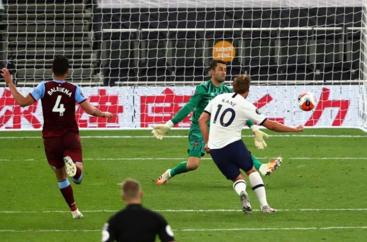 L'attaquant de Tottenham, Harry Kane (d), marque le second but de son équipe face à West Ham lors du match de Premier League, à Londres, le 23 juin 2020