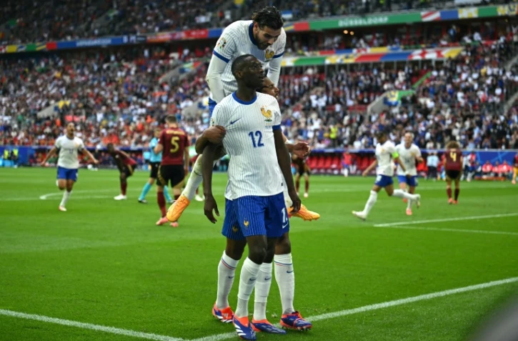Randal Kolo Muani, au centre, félicité par ses coéquipiers après l'ouverture du score de la France contre la Belgique lundi en huitième de finale de l'Euro en Allemagne