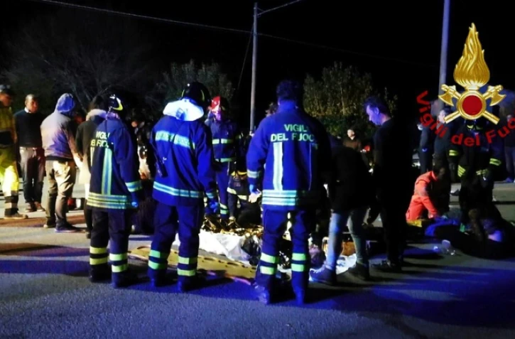 Image fournie par les services de secours de blessés soignés à l'extérieur de la discothèque à Ancône, le 8 décembre 2018