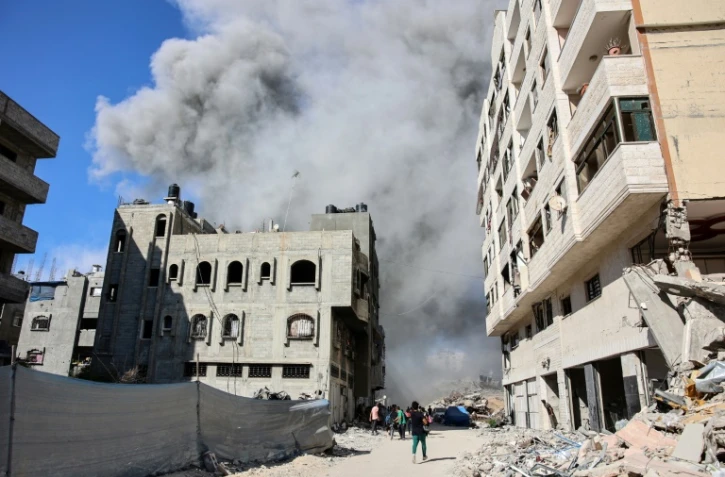 De la fumée s'élève après une frappe israélienne sur un quartier de la ville de Gaza, dans le nord du territoire palestinien, le 21 août 2024