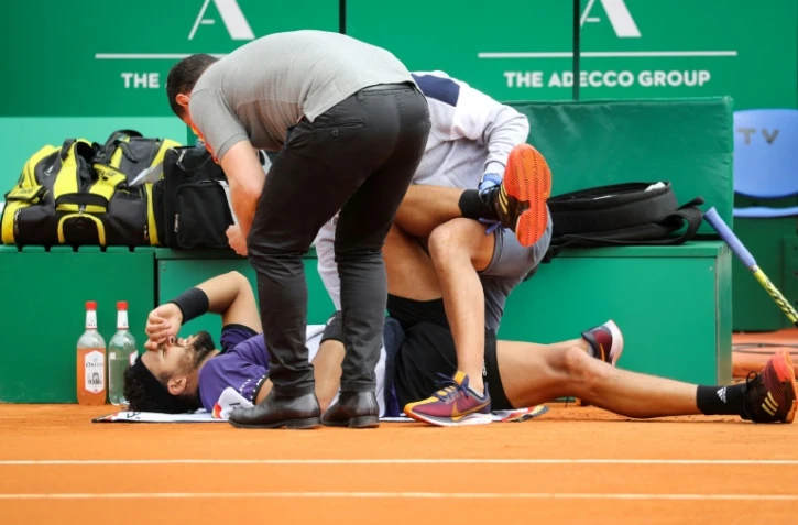 Jo-Wilfried Tsonga, blessé au dos, reçoit des soins, lors du match contre l'Américain Taylor Fritz au Masters 1000 de Monte-Carlo, le 16 avril 2019