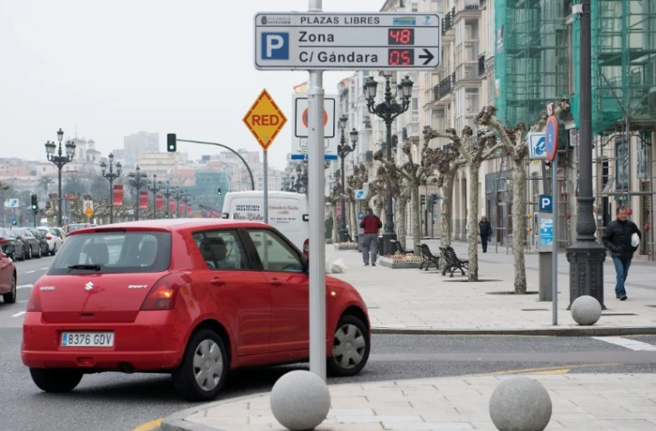 Un panneau indique en tant réel les places disponibles des parkings du centre de Santander en Espagne, le 16 mars 2016