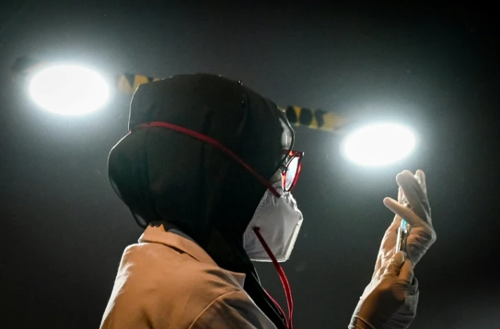 Une infirmière prépare une dose de vaccin contre le Covid-19, le 17 août 2021 à Bombay, en Inde