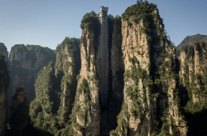Vue de l'ascenseur extérieur le plus élevé du monde dans le parc forestier de Zhangjiajie dans la province du Hunan, en Chine, le 13 novembre 2020