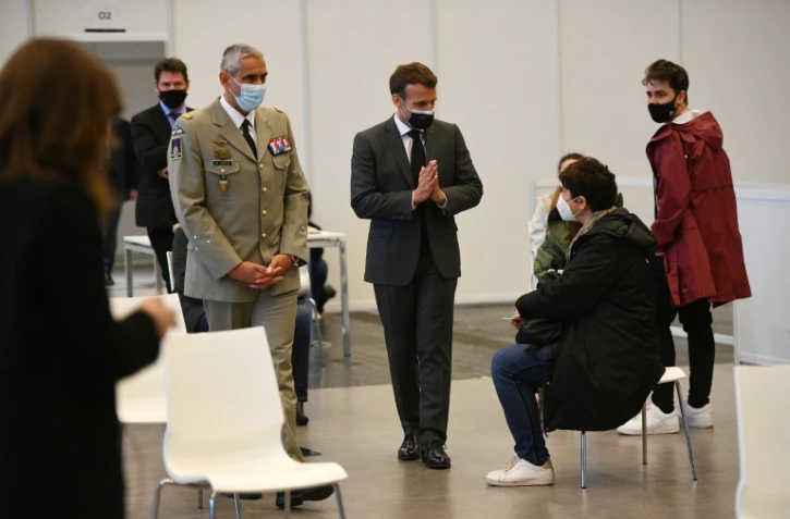 Le président Emmanuel Macron inaugure le premier grand vaccinodrome parisien, Porte de Versailles à Paris, le 6 mai 2021