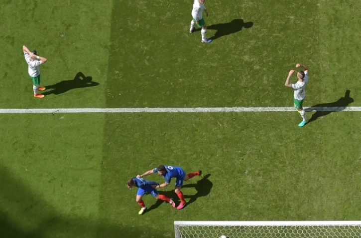 L'attaquant de l'équipe de France Antoine Griezmann vient d'inscrire son 2e but contre l'Eire à Lyon, le 26 juin 2016