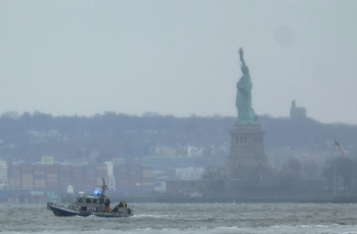 Un navire de la police de New York sur l'Hudson après qu'un hélicoptère s'est abîmé dans le fleuve, le 10 avril 2025
