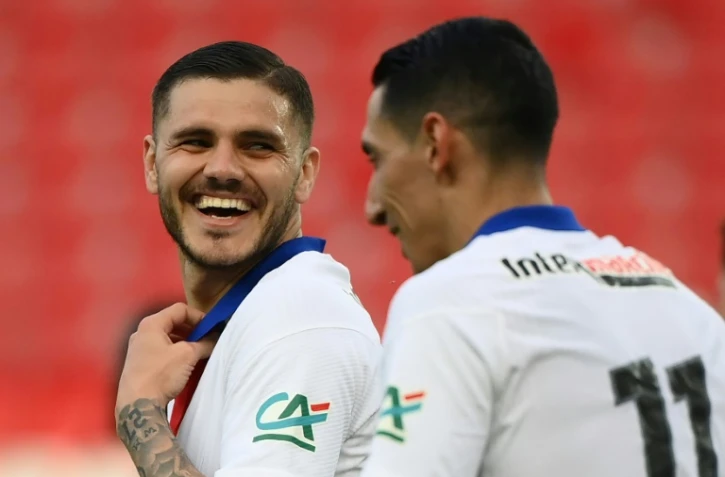 La joie des attaquants argentins du Paris Saint-Germain, Mauro Icardi (g) et Angel Di Maria, après le 4e but marqué par Icardi, lors de la victoire, 5-0 face à Angers, en quart de finale de la Coupe de France, le 21 avril 2021 au Parc des Princes