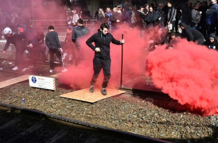 Des forains bloquent les voies Ă la gare du Mans, le 25 mars 2019