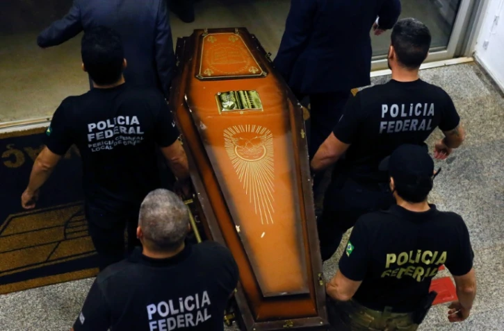Un des cercueils contenant les dépouilles du journaliste britannique Dom Phillips et de l'expert britannique Bruno Pereira, à Brasilia le 16 juin 2022