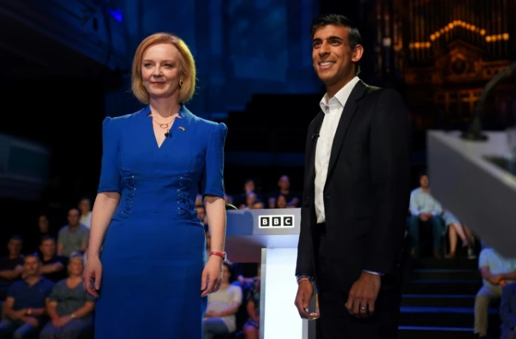 Liz Truss (g) et Rishi Sunak, les deux prétendants à la succession de Boris Johnson au poste de chef des conservateurs et Premier ministre britannique, lors d'un débat télévisé sur la BBC, à Stoke-on-Trent (Royaume-Uni), le 25 juillet 2022